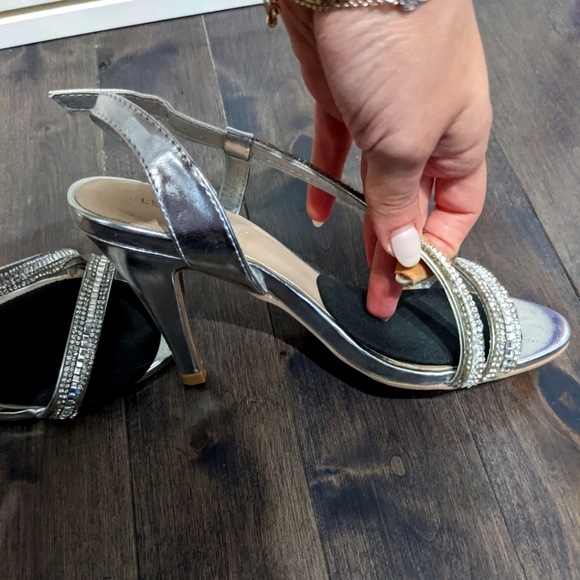 Silver Heels - Picture 2 of 2